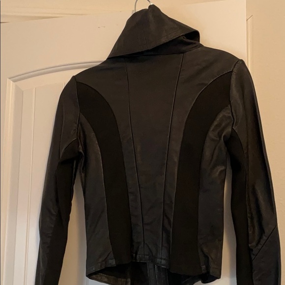 Ladies short leather jacket - Picture 3 of 5